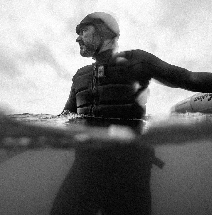 MANERA S - FOAM HELMET - BLACK - Wing and Kite